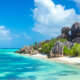 Plage et pierres aux Seychelles